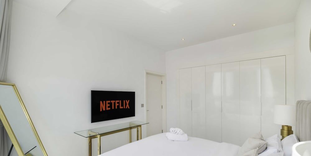 undefined LUX The Pad Executive Suite Canal View 1 8