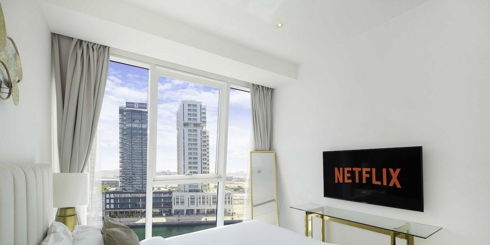 undefined LUX The Pad Executive Suite Canal View 1 9