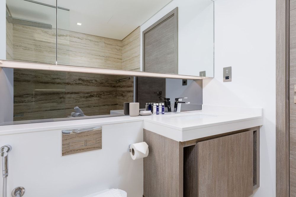 Maison Privee - Classy Urban Retreat w/ Amazing Dubai Canal Views Deluxe Apartment 8