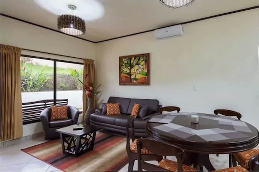 Arenal Volcano Inn Family Room, 2 Bedrooms, Kitchen, Mountain View 6