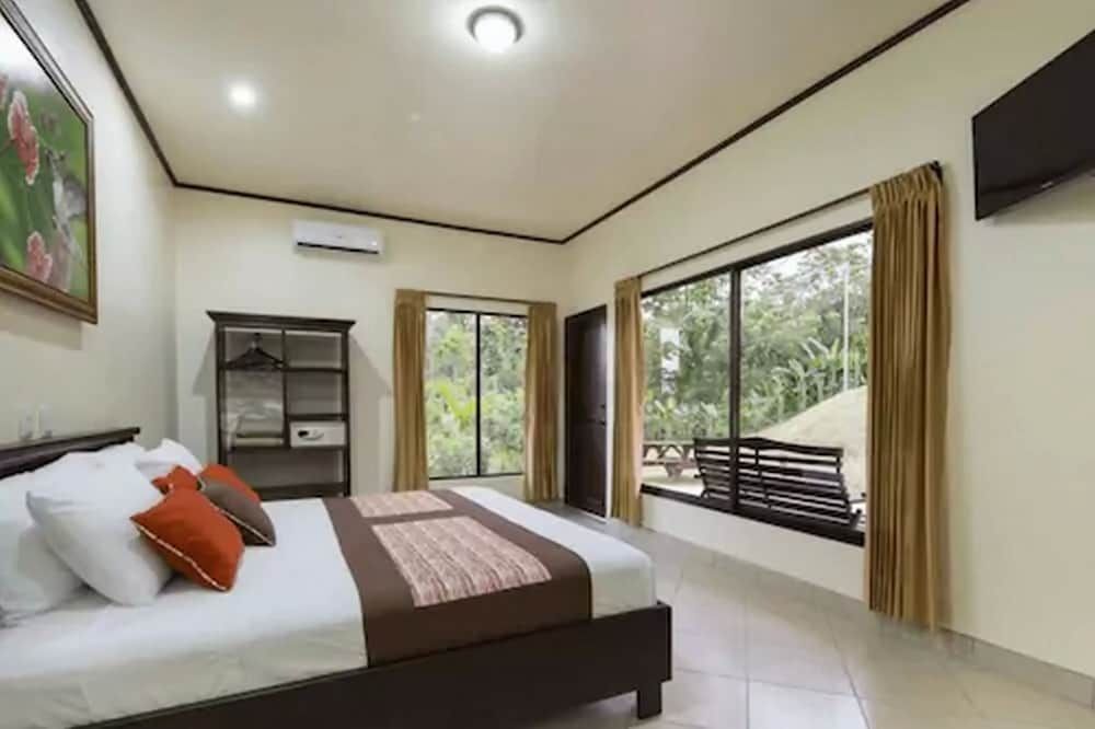 Arenal Volcano Inn Family Room, 2 Bedrooms, Kitchen, Mountain View 4