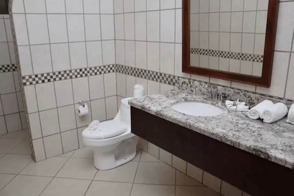 Arenal Volcano Inn Family Room, 2 Bedrooms, Kitchen, Mountain View 7