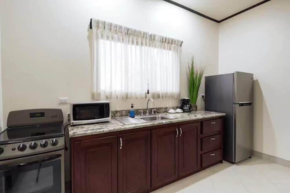 Arenal Volcano Inn Family Room, 2 Bedrooms, Kitchen, Mountain View 5