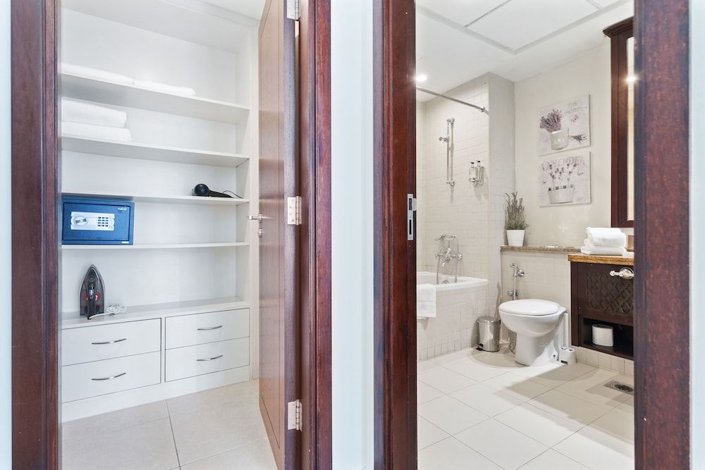 Monty - Stylish Apartment with Partial Burj Khalifa View