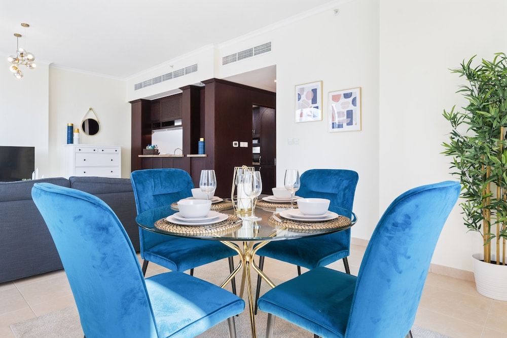 Monty - Stylish Apartment with Partial Burj Khalifa View