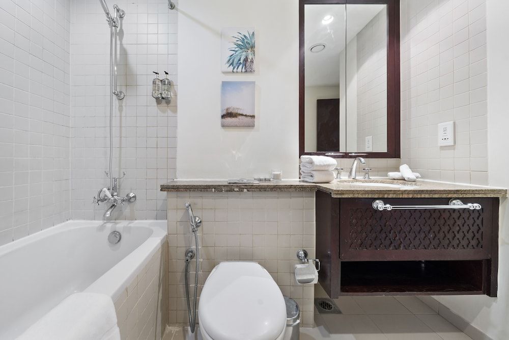 Monty - Stylish Apartment with Partial Burj Khalifa View