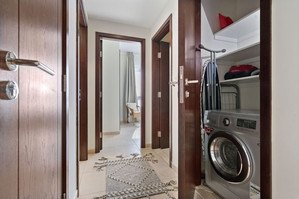 Monty - Stylish Apartment with Partial Burj Khalifa View
