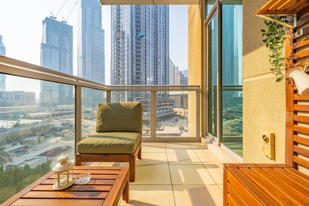 Monty - Stylish Apartment with Partial Burj Khalifa View