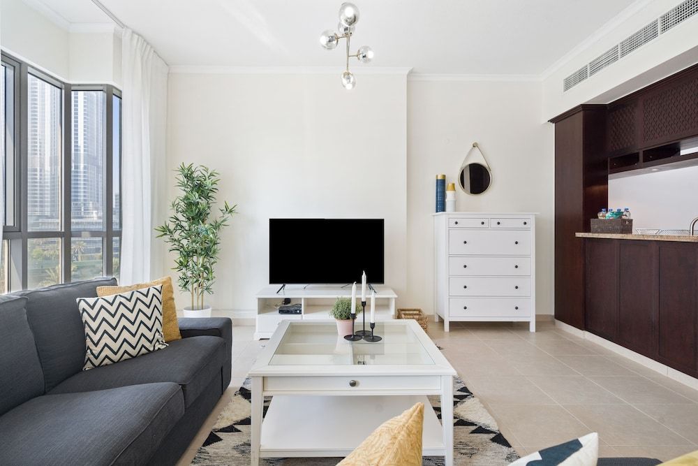 Monty - Stylish Apartment with Partial Burj Khalifa View