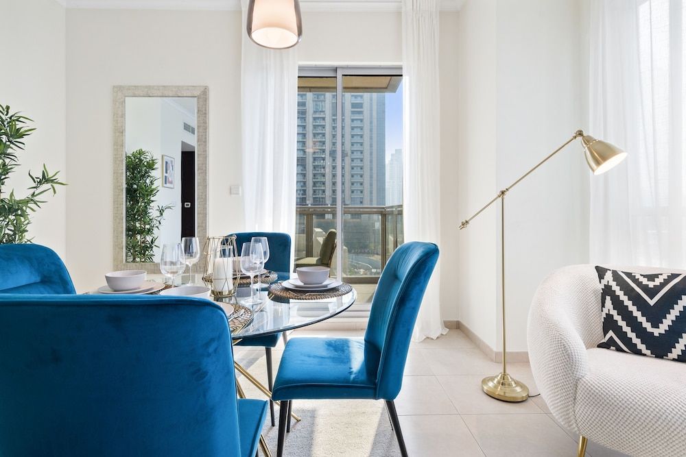 Monty - Stylish Apartment with Partial Burj Khalifa View