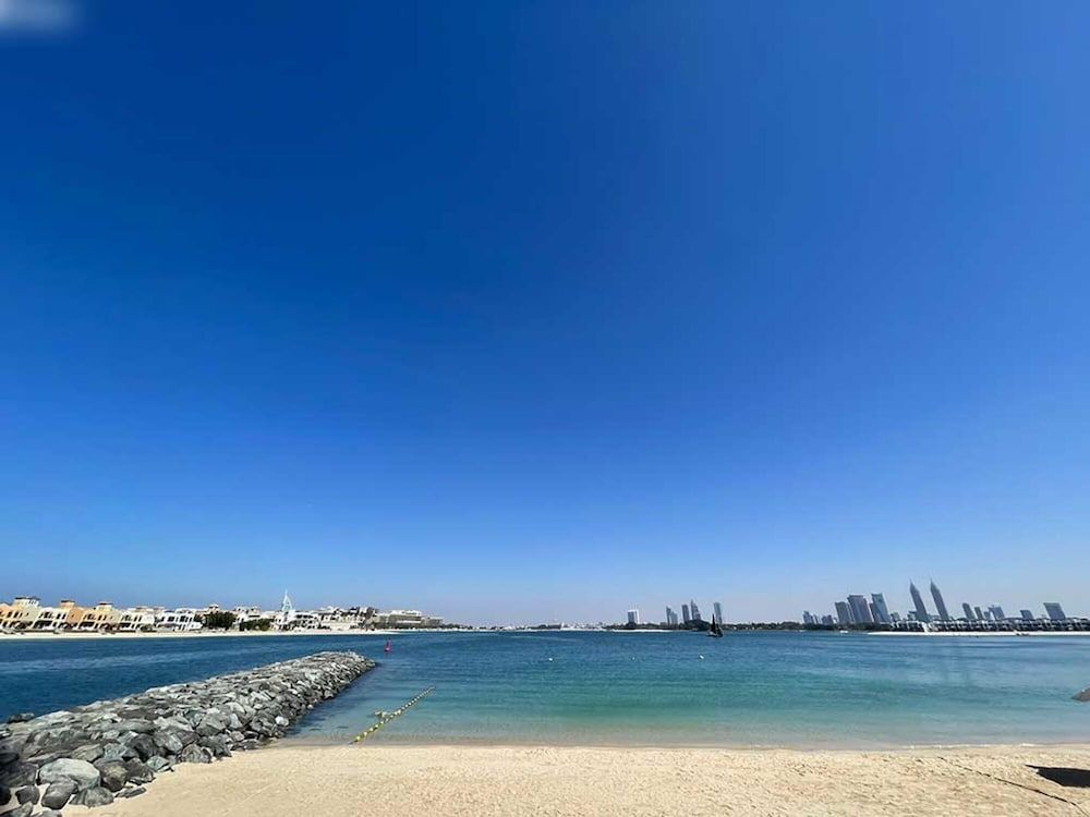 Lux 1 BR Pvt Beach Palm by Bnbme Homes
