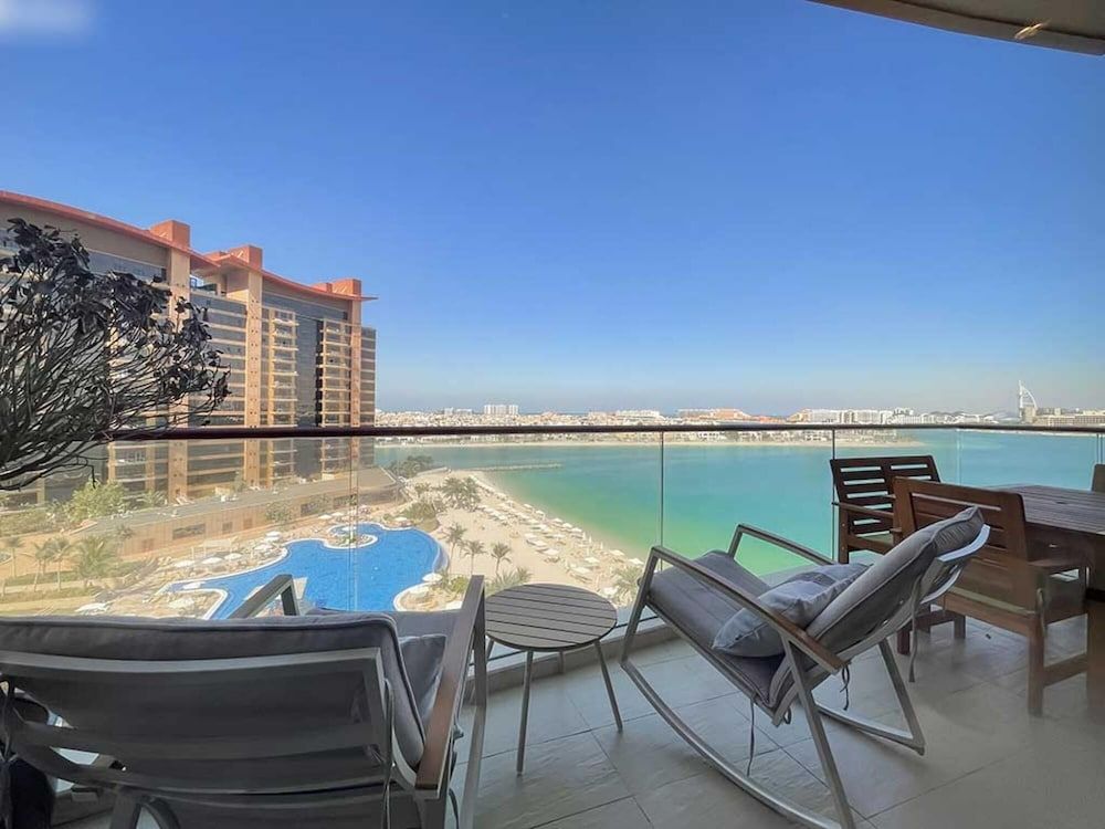 undefined Lux 1 BR Pvt Beach Palm by Bnbme Homes 9