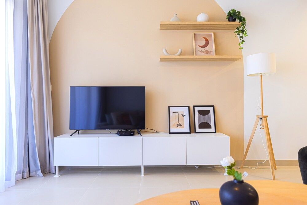 Art-inspired apartment amidst Downtown Dubai