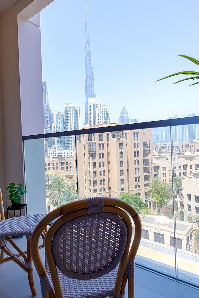 Art-inspired apartment amidst Downtown Dubai