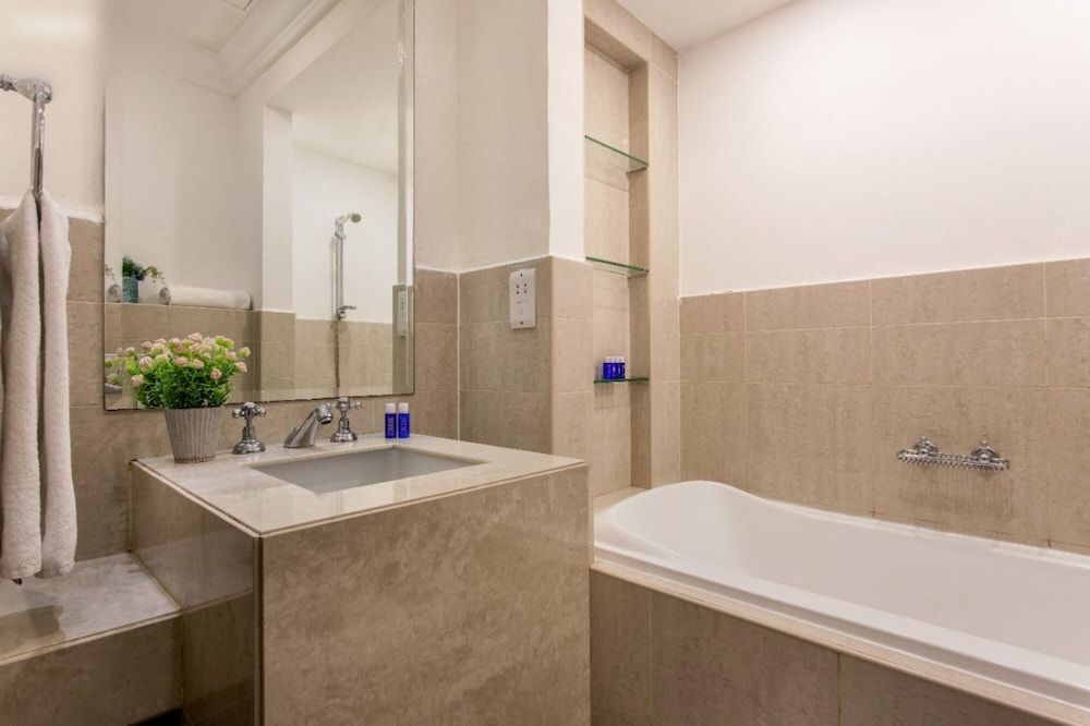 Traditional Meets Modern in Downtown Apartment 7