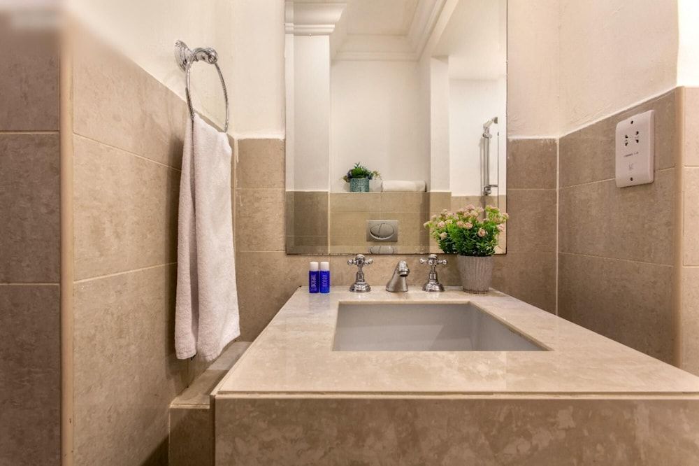 Traditional Meets Modern in Downtown Apartment 10