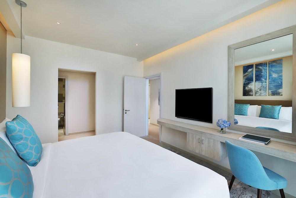 Superior 1 Bedroom Sea View Apartment with Balcony,Executive Lounge Access,Free DXB Airport Transfer