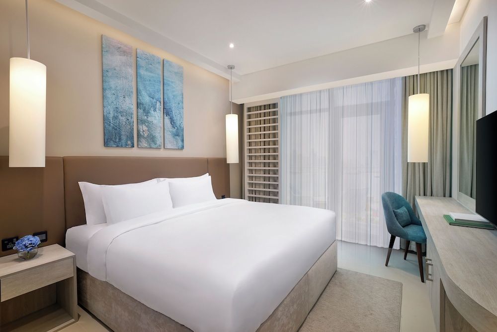 1 Bedroom Apartment with Balcony, Beach & Rooftop Infinity Pool Access, Shuttle to Mall Of Emirates