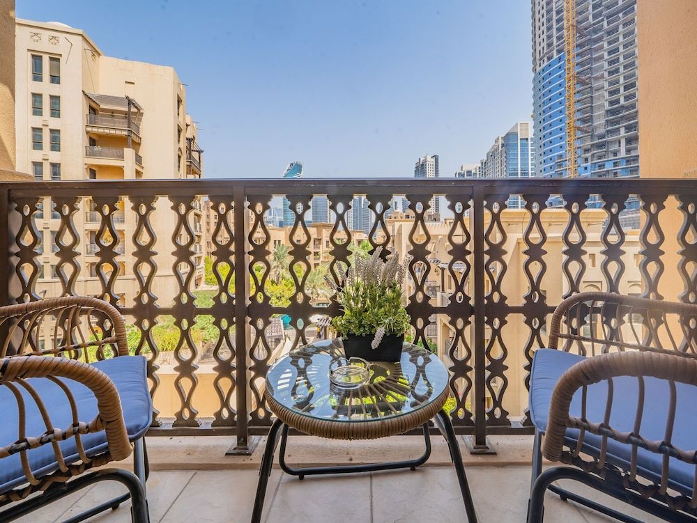 Colorful Apartment near Dubai Mall with Balcony Design Apartment 9