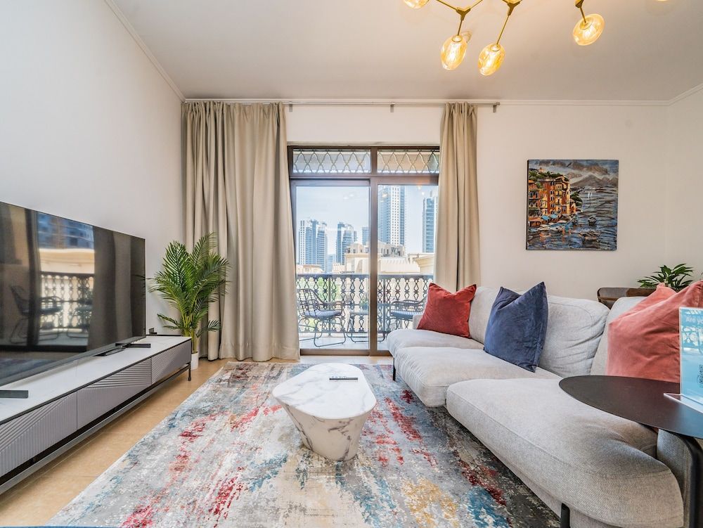 Colorful Apartment near Dubai Mall with Balcony Design Apartment 19