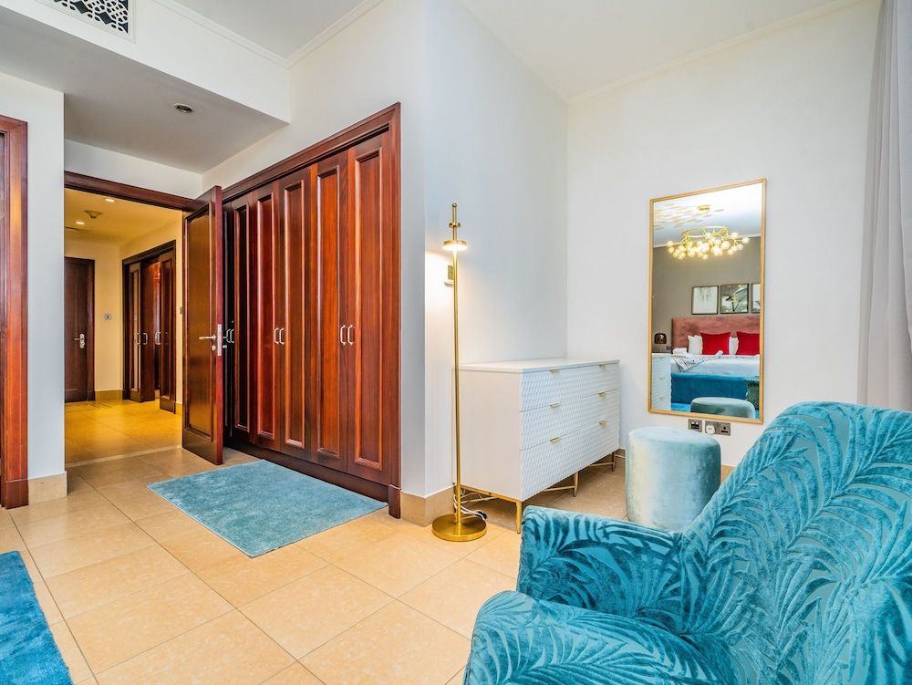 Colorful Apartment near Dubai Mall with Balcony Design Apartment 18