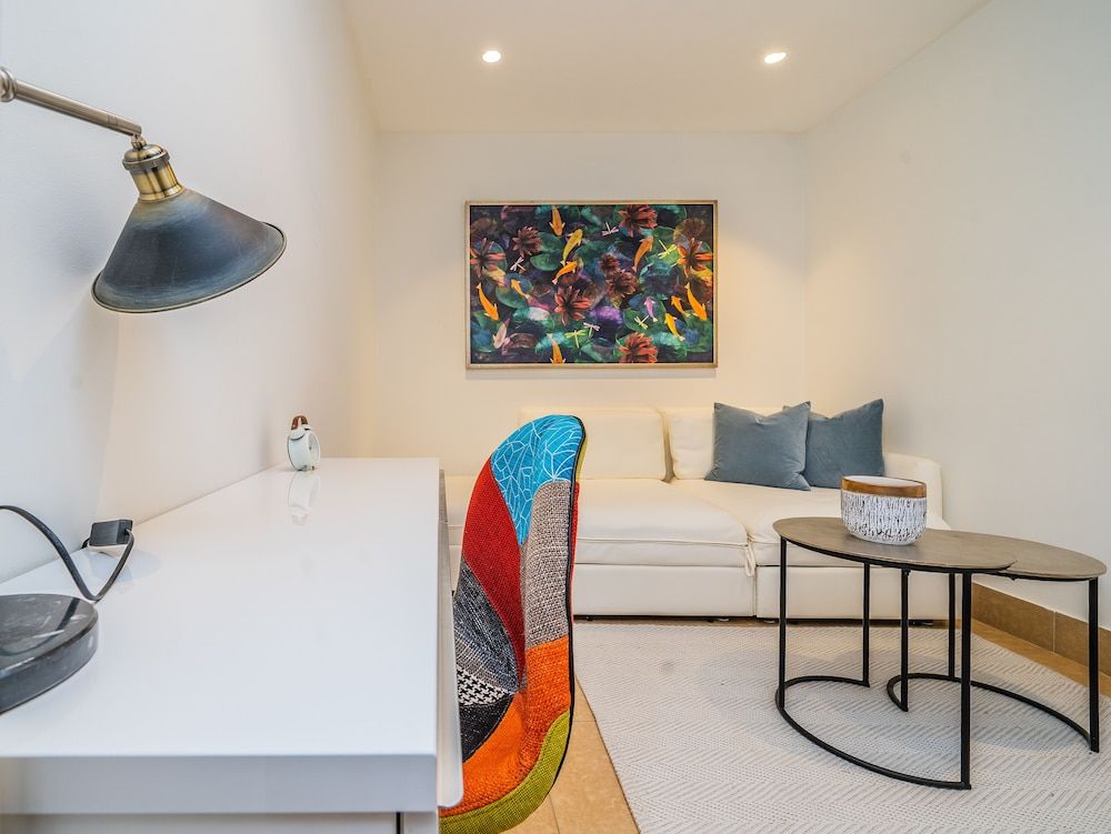 Colorful Apartment near Dubai Mall with Balcony