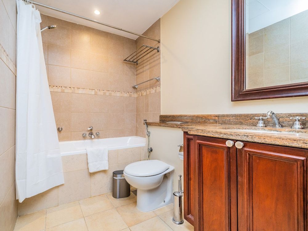 Colorful Apartment near Dubai Mall with Balcony Design Apartment 14