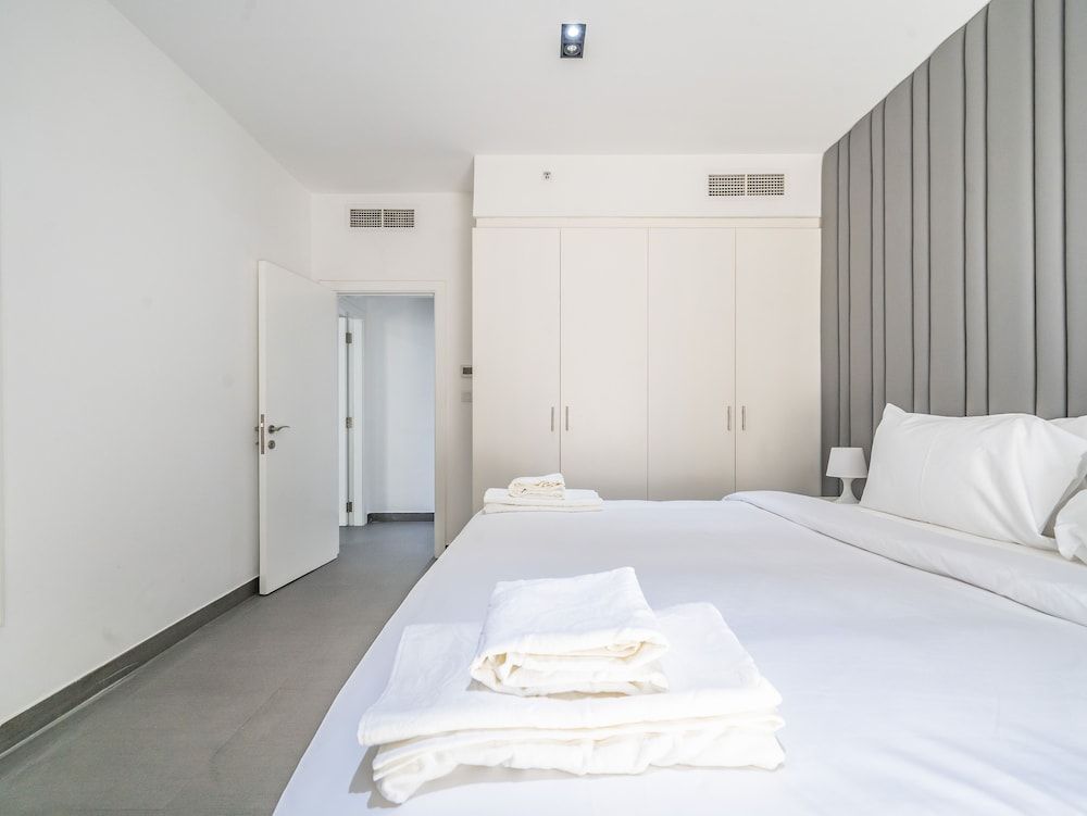 undefined Luxury Waterfront Apartment with Beach Access 9