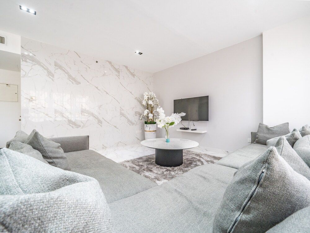 Luxury Waterfront Apartment with Beach Access