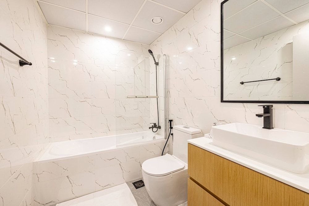 New Fully Upgraded - Central Located - Fits 6 Apartment, 2 Bedrooms, Accessible, Private Pool 7