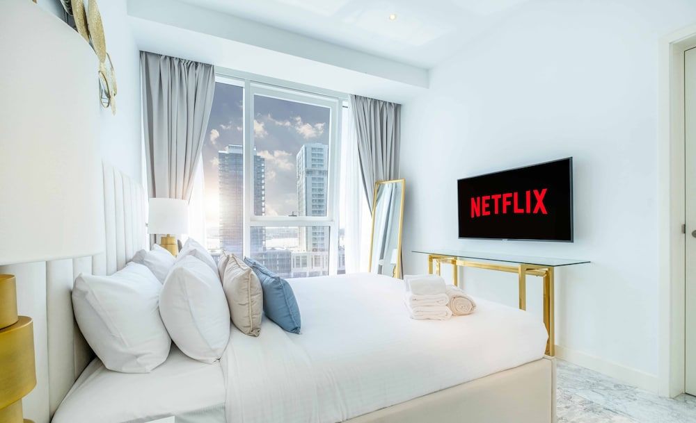 undefined LUX The Pad Executive Suite Canal View 2 4