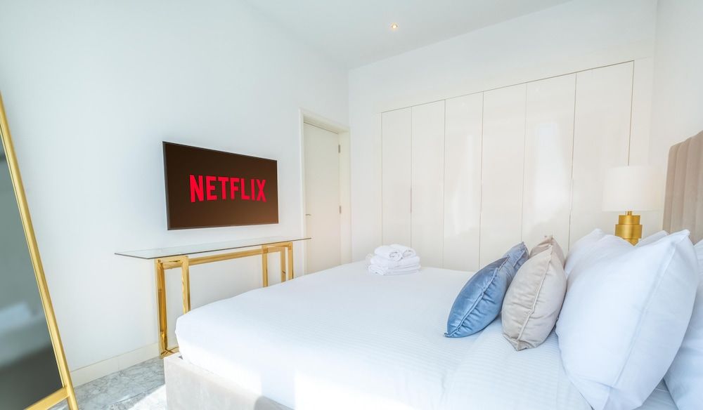 undefined LUX The Pad Executive Suite Canal View 2 7