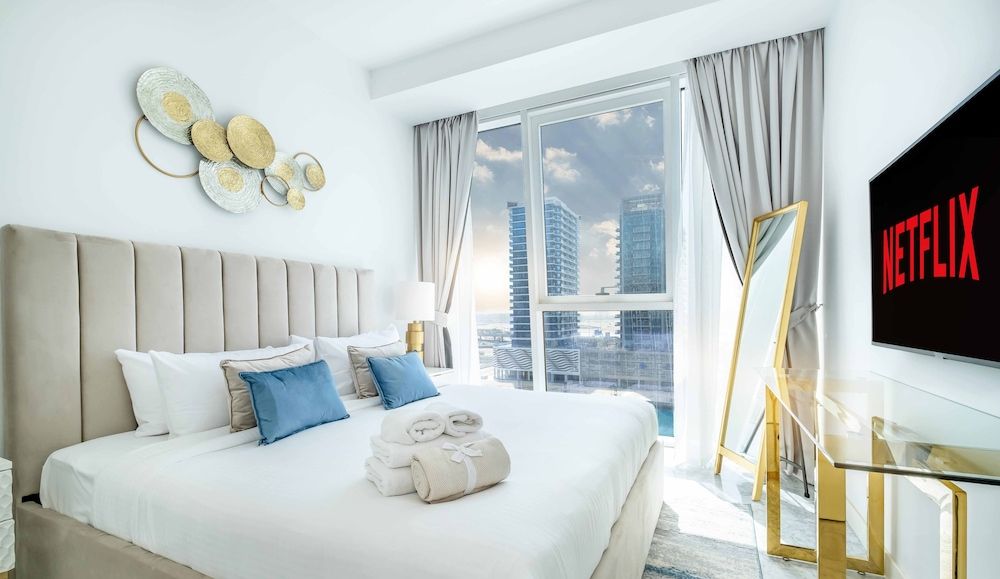 undefined LUX The Pad Executive Suite Canal View 2 6