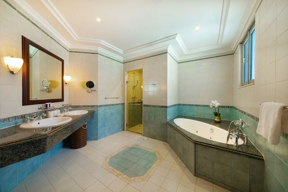 Maison Privee - Mesmerizing Beachfront Villa on The Palm with Pool Villa 20