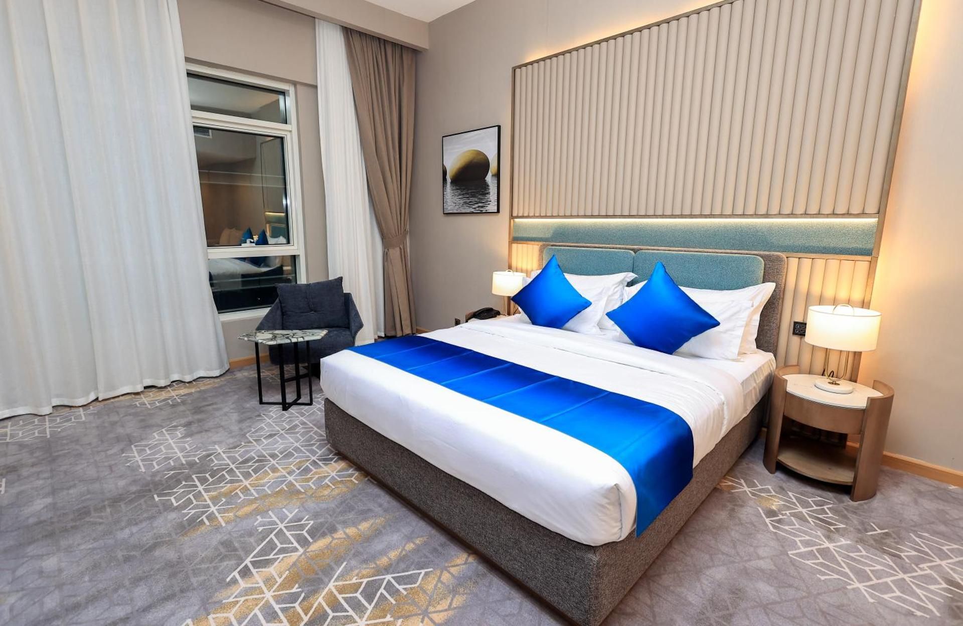 Best Western Premier M Four Hotel 1 King Bed, Nonsmoking, Superior Room, Larger Room, Sofa, Air Conditioning 2