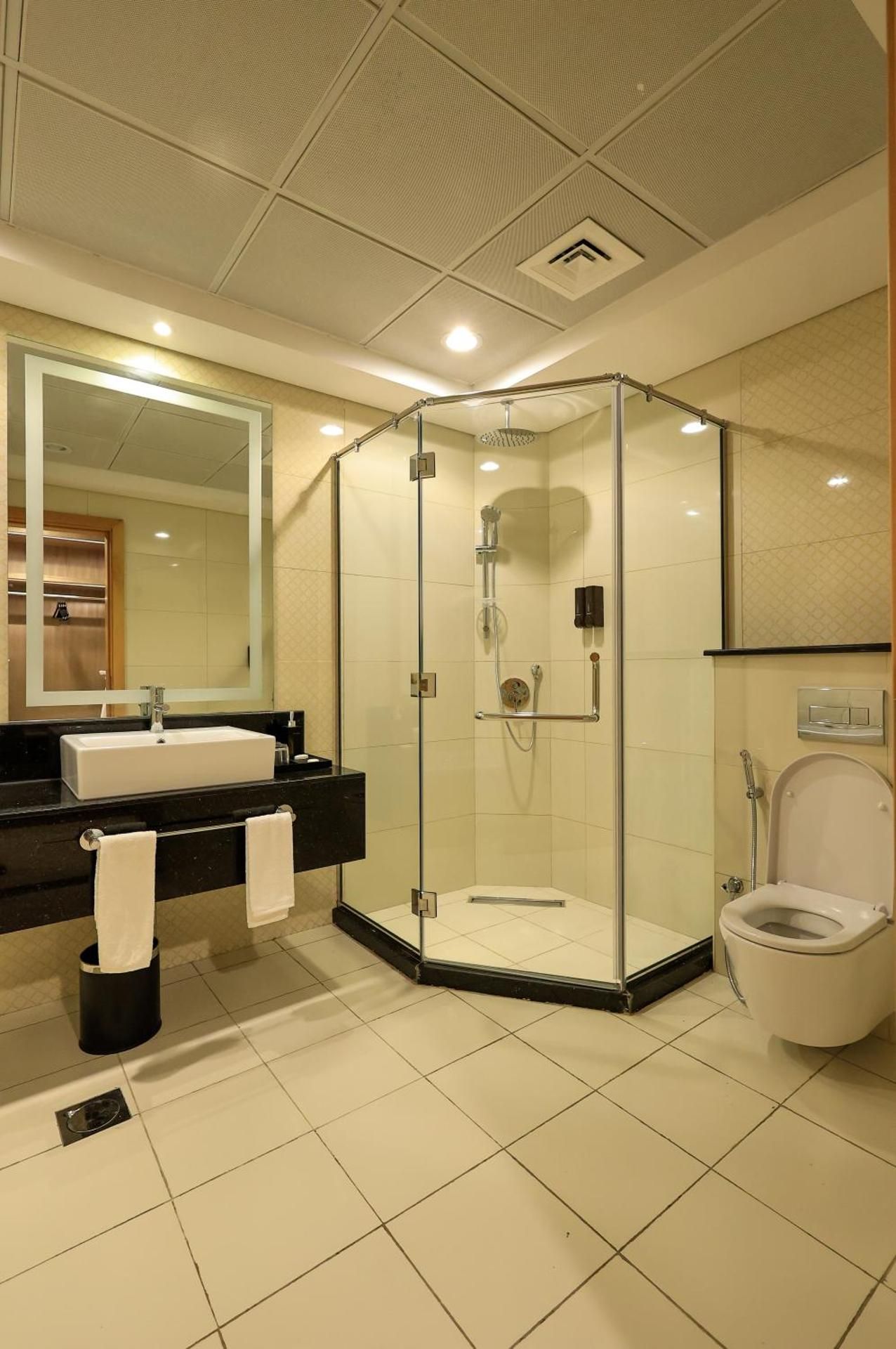 Best Western Premier M Four Hotel 1 King Bed, Nonsmoking, Superior Room, Larger Room, Sofa, Air Conditioning 3