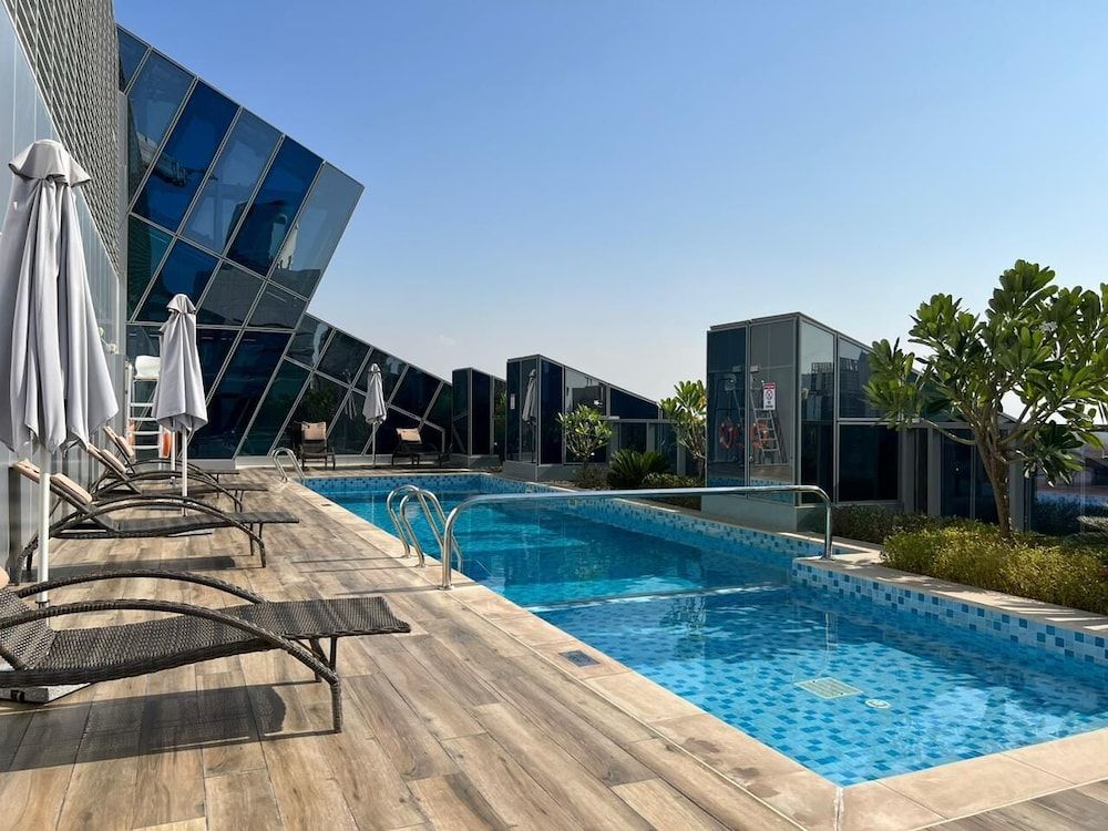 undefined Academia Land J One 4