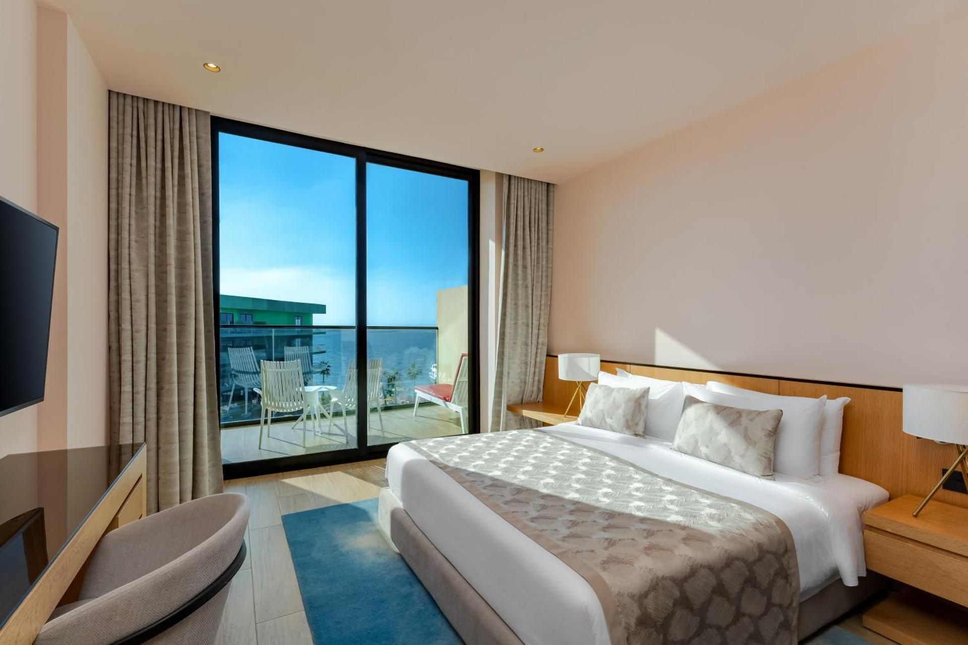 1 King Premium Pool View