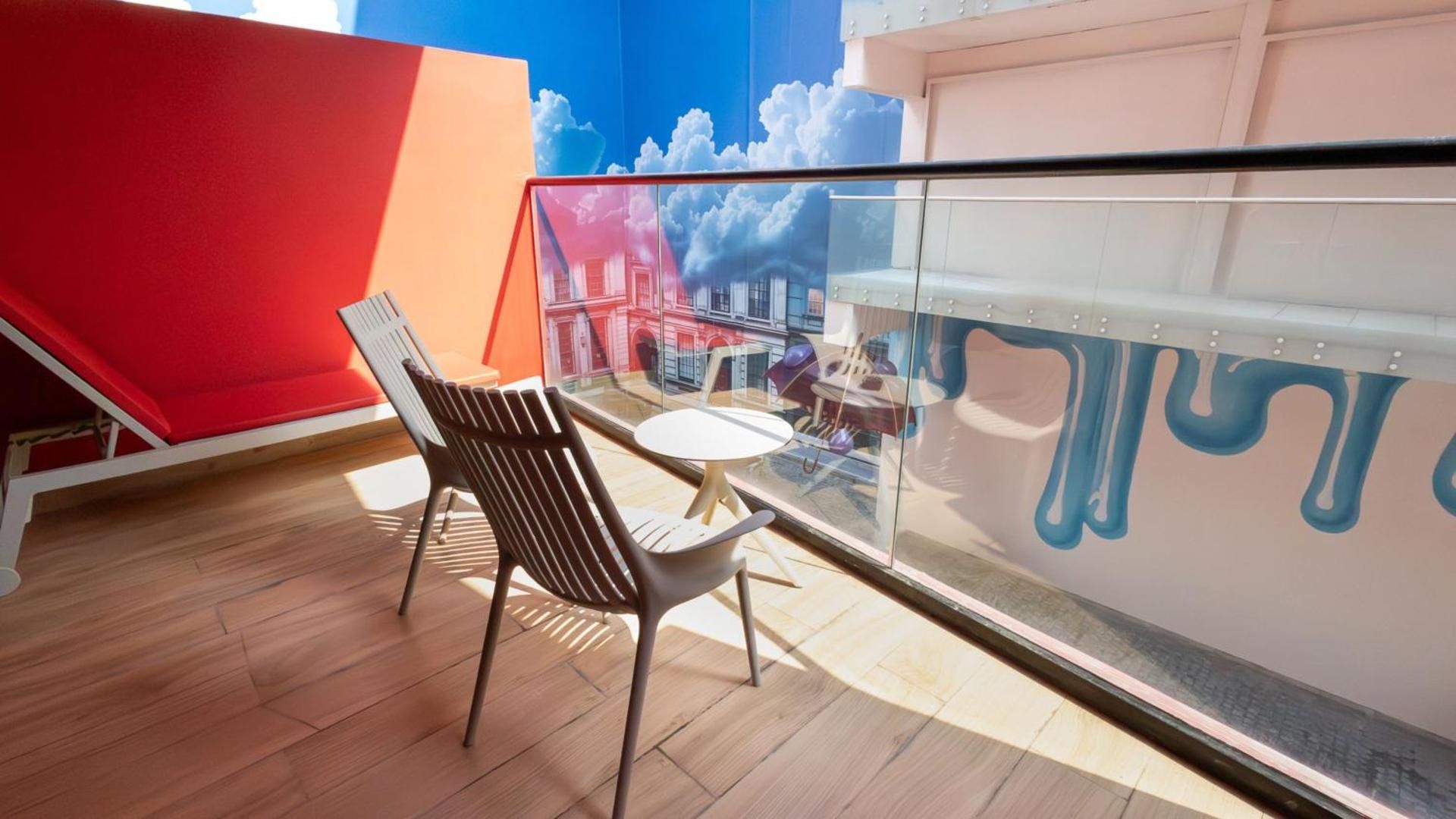 2 Twin Premium Raining Street View