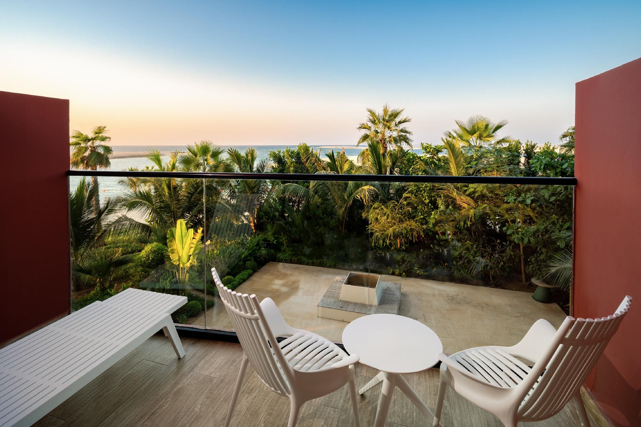 1 King Premium Pool and Sea View