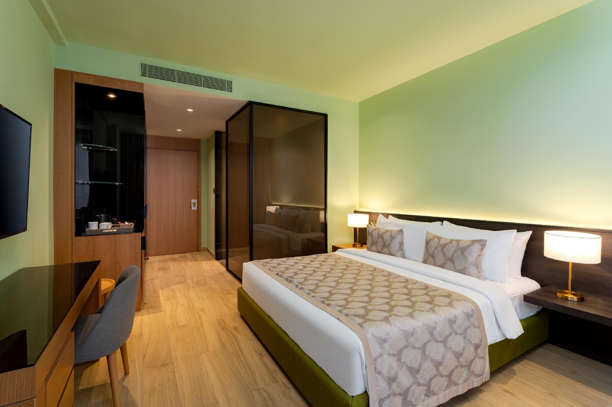 1 King Premium Raining Street View