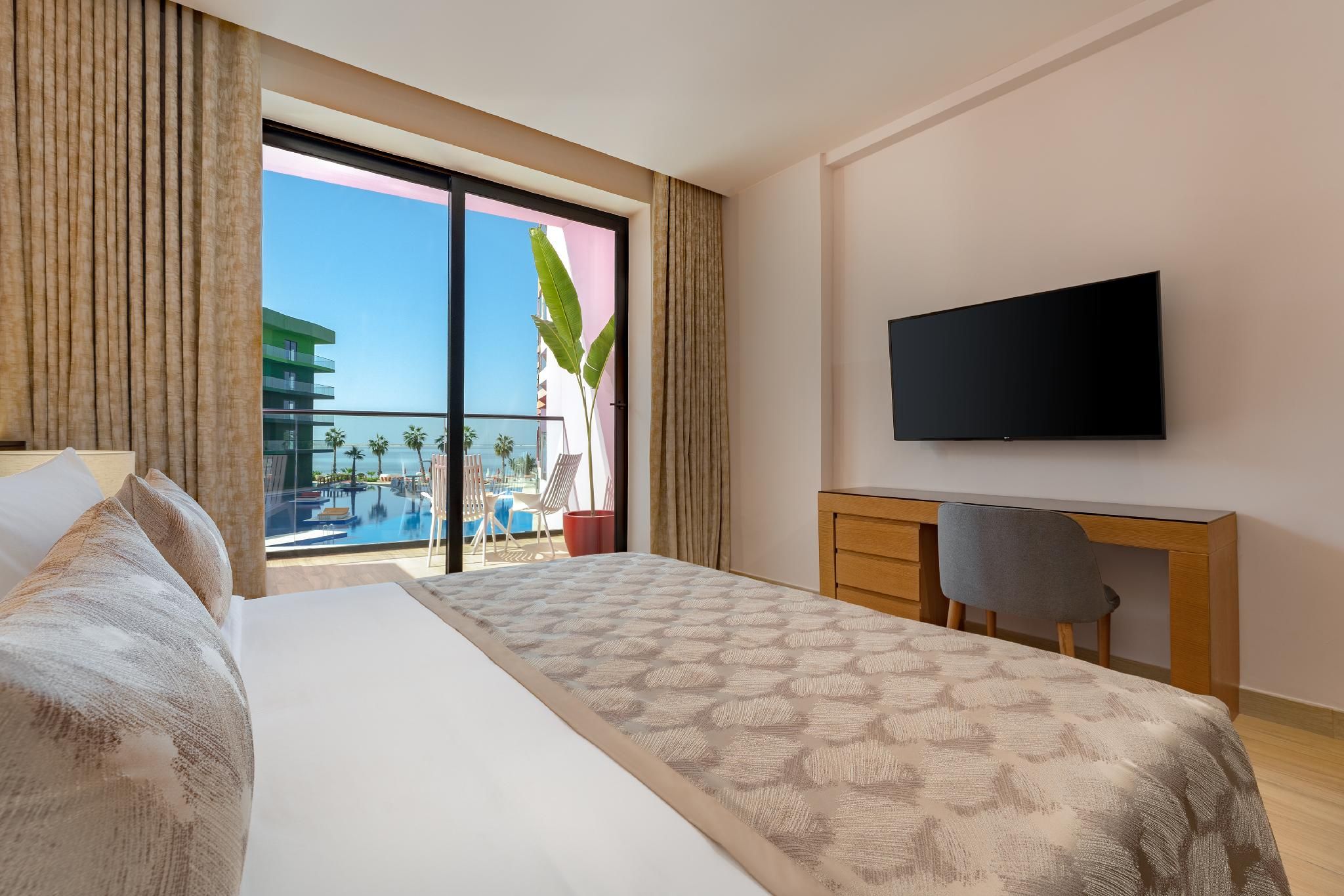 1 King Premium Pool and Sea View