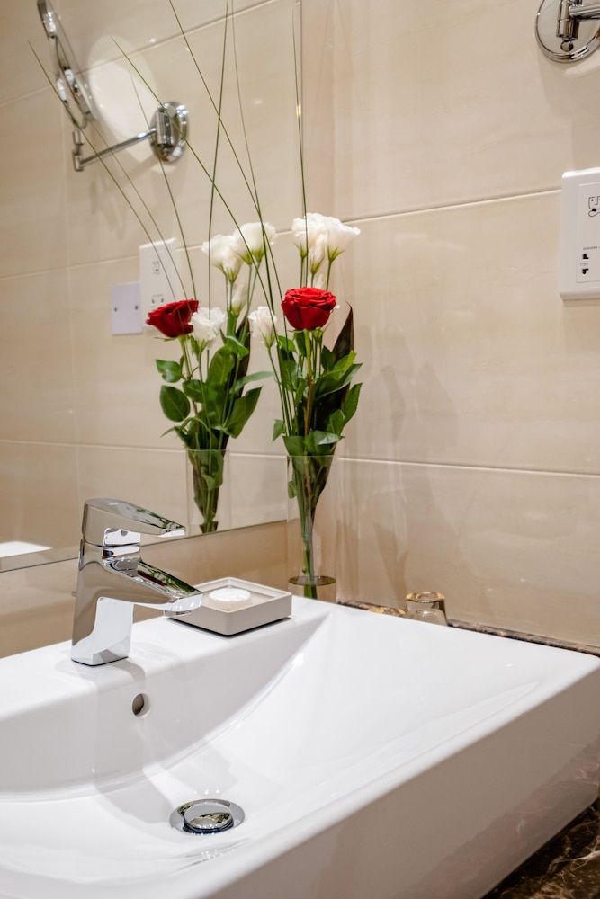 Peony Hotel Room, 1 King Bed 5