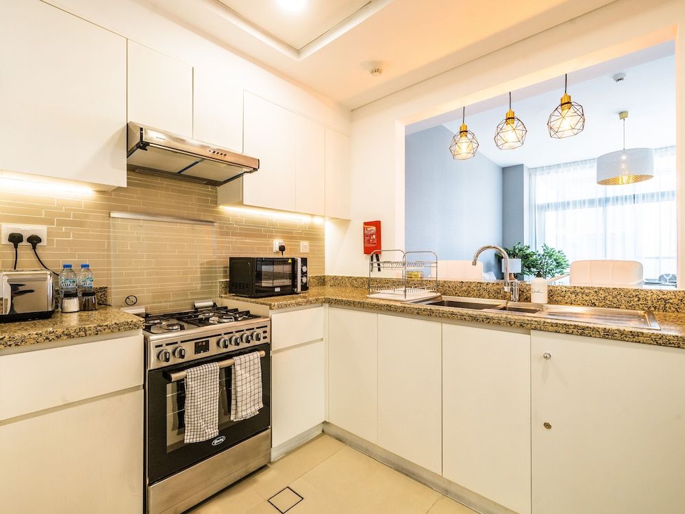 undefined Glamorous Apt With Balcony Facing Burj Khalifa 8