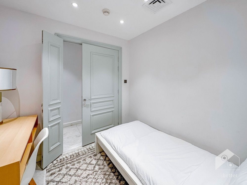 Luxurious Apartment With Iconic Burj View Apartment (2 Bedrooms) 6