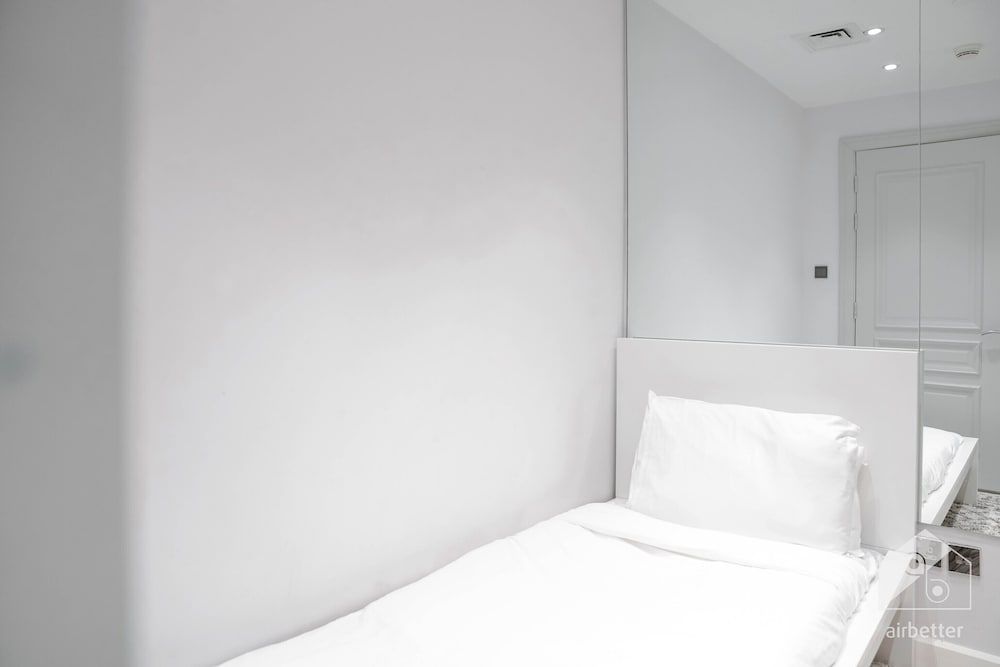 Luxurious Apartment With Iconic Burj View Apartment (2 Bedrooms) 3