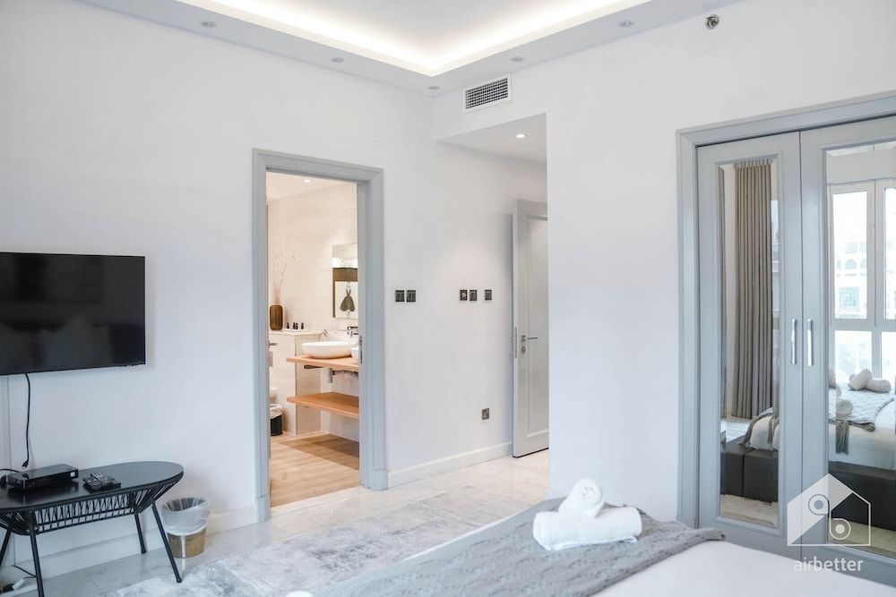 Luxurious Apartment With Iconic Burj View Apartment (2 Bedrooms) 19