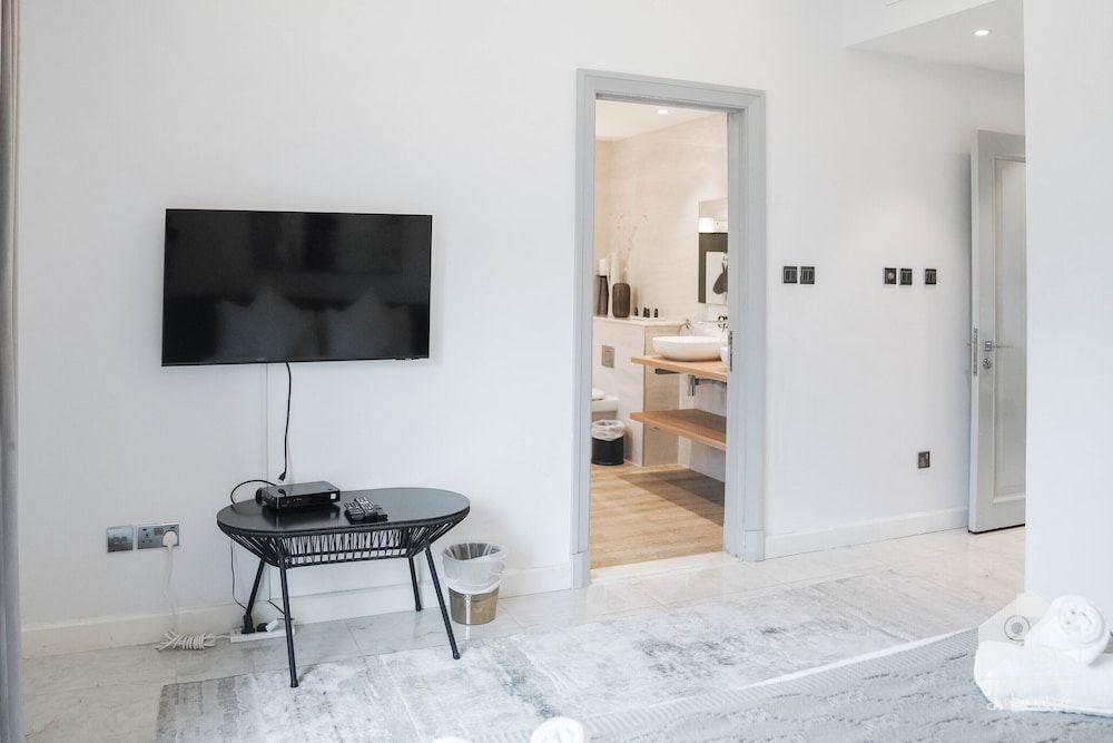 Luxurious Apartment With Iconic Burj View Apartment (2 Bedrooms) 17