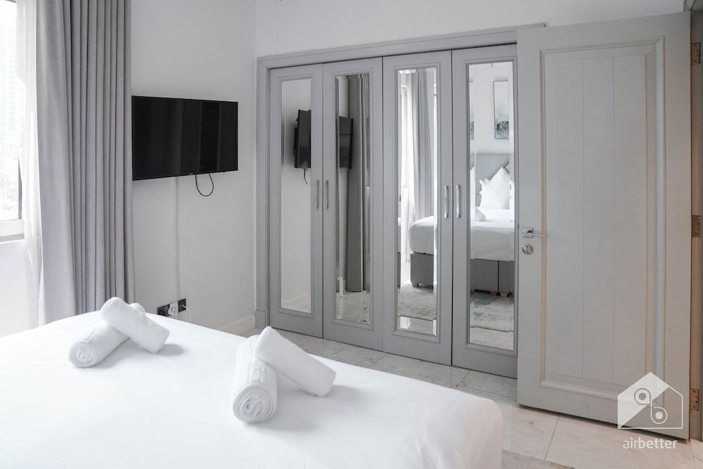 Luxurious Apartment With Iconic Burj View Apartment (2 Bedrooms) 20