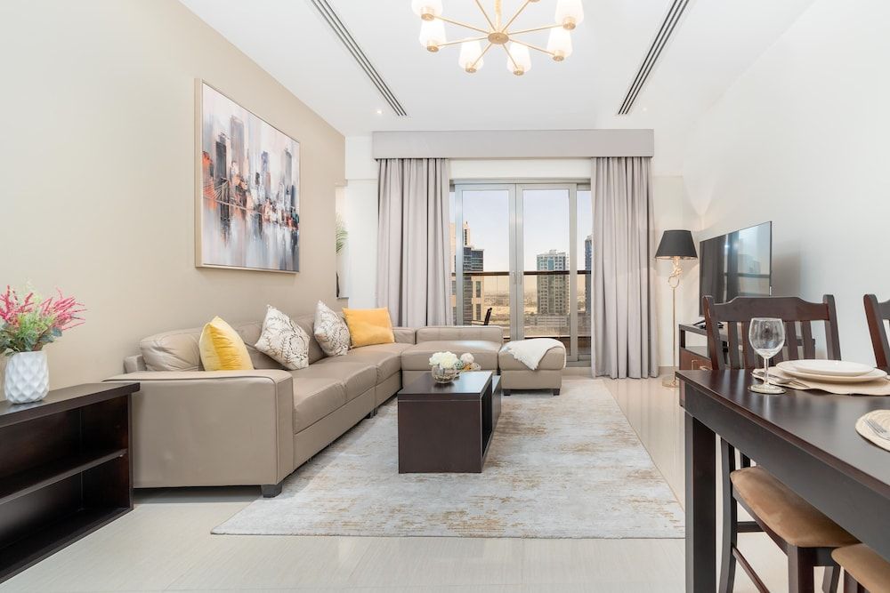 Whitesage - Elite Apartment With Balcony Near Metro Station